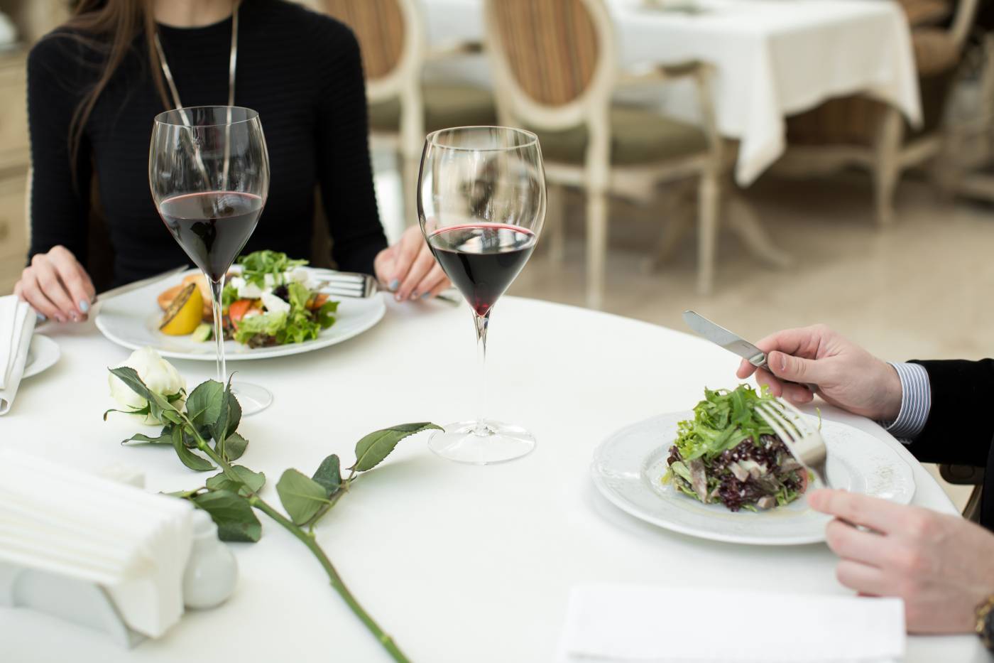 para w romantycznej restauracji w Sopocie